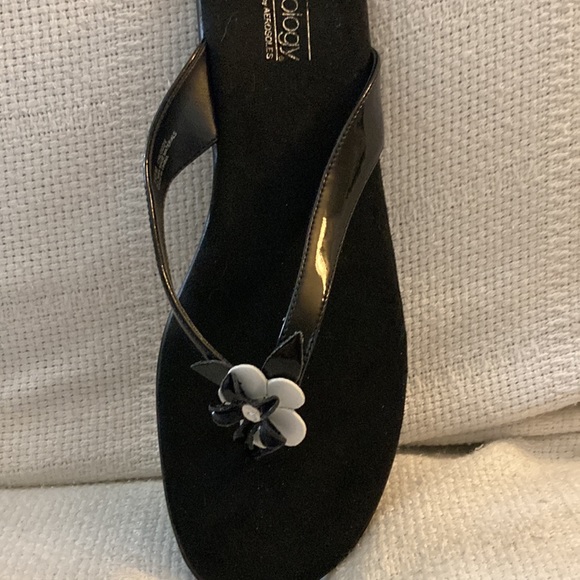 Black/white flip flops with a flower - Picture 2 of 4